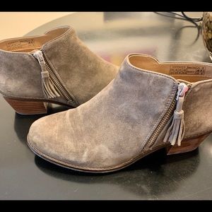 Vionic Serena Suede leather greige booties. 8.5